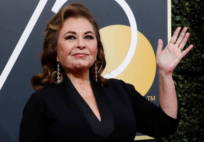 Atriz Roseanne Barr acena na chegada ao Globo de Ouro em Beverly Hills
 7/1/2018    REUTERS/Mario Anzuoni 