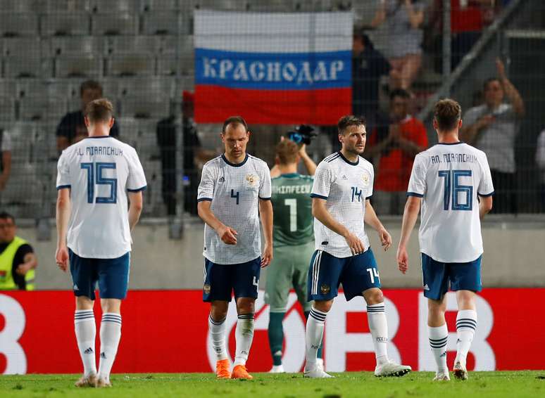 Jogadores da Rússia lamentam derrota para Áustria
 30/5/2018       REUTERS/Leonhard Foeger 
