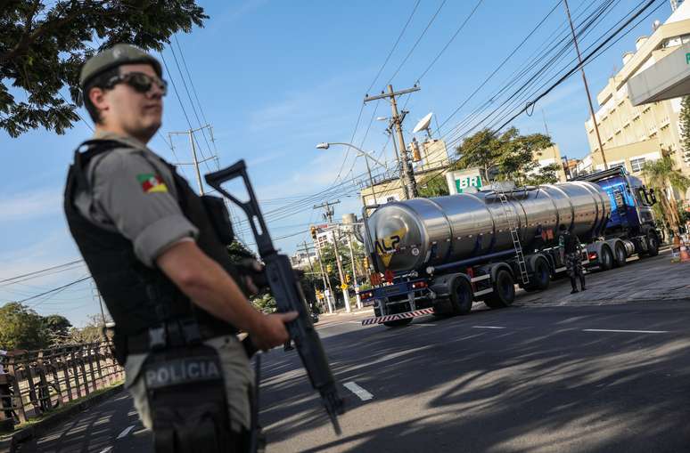 Policial se posiciona enquanto caminh&atilde;o chega para abastecer posto de combust&iacute;vel em Porto Alegre
29/05/2018 REUTERS/Diego Vara