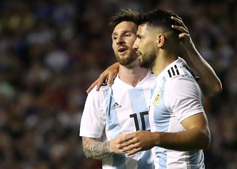 Messi e Agüero comemoram um dos gols da Argentina na goleada na Bombonera
