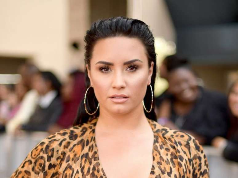 Demi Lovato faz brincadeira com segurança que desagrada fãs