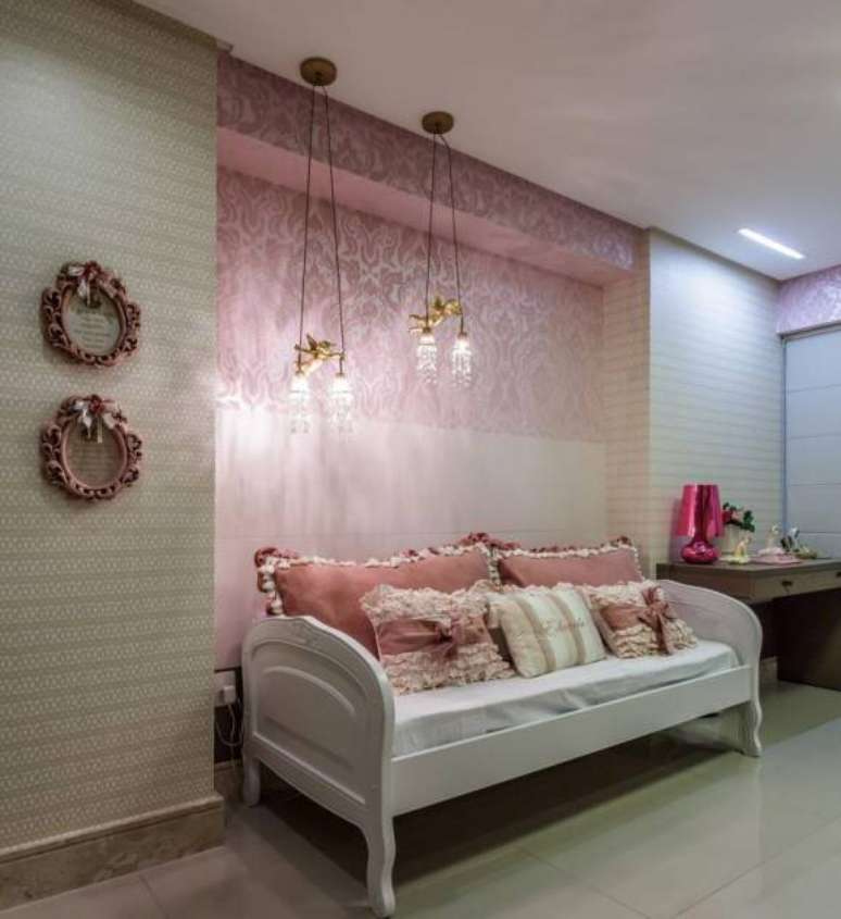 13. O quarto ficou ainda mais gracioso com os lustres para quarto
