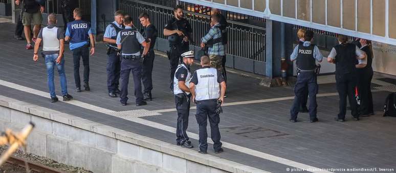 Policiais e testemunhas na estação central de Flensburg, no norte da Alemanha