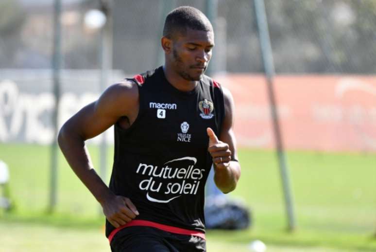 Marlon jogou a última temporada no Nice, da França (Foto: YANN COATSALIOU / AFP)