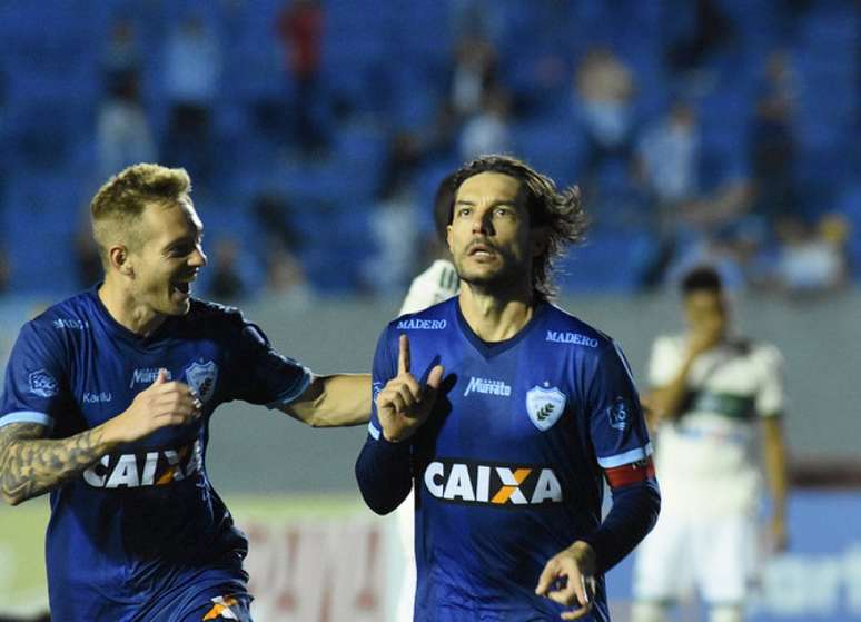 Germano, ex-Coxa, marcou um dos gols do triunfo do time da casa. (Gustavo Oliveira/LEC)