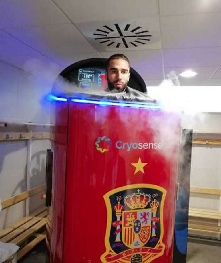 Carvajal em máquina crioterápica: aposta da Espanha para que o jogador dispute a Copa do Mundo