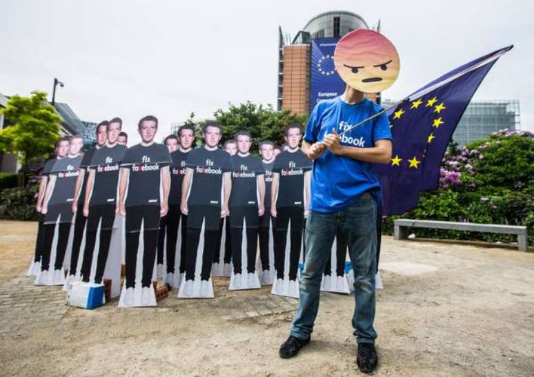 Pessoas protestam contra Mark Zuckerberg, CEO do Facebook, em frente à Comissão Europeia em Bruxelas