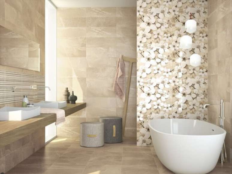 29. O papel de parede florido est&aacute; na mesma paleta da cer&acirc;mica usada no ch&atilde;o e na parede