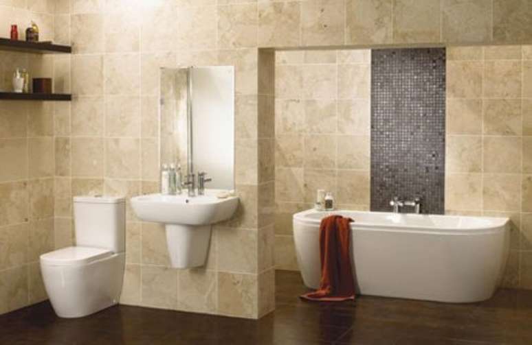 21. A cerâmica para banheiro que imita textura de pedra e madeira é uma opção mais barata para quem busca esse visual