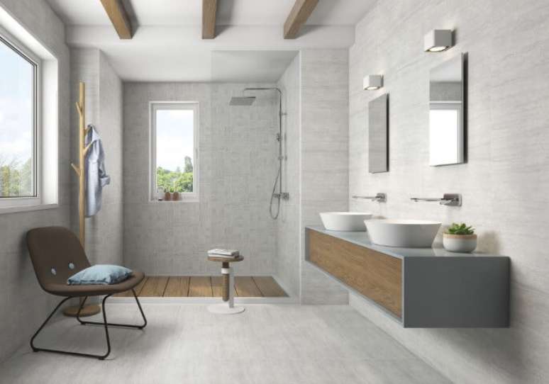 28. A combinação do cinza com a madeira dá um ar moderno ao banheiro
