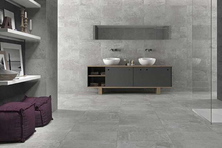 26. A cerâmica para banheiro cinza dá um visual sofisticado ao ambiente