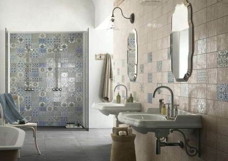 53. As cerâmicas imitando azulejo hidráulico ficaram lindas na área do banho