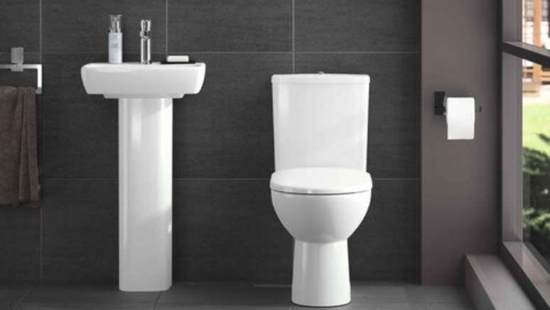 25. O uso de cer&acirc;mica para banheiro igual no ch&atilde;o e no banheiro d&aacute; ideia de &ldquo;continuidade&rdquo; ao projeto