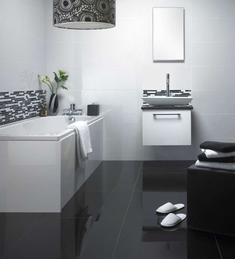 22. Preto e branco são cores ótimas para banheiros
