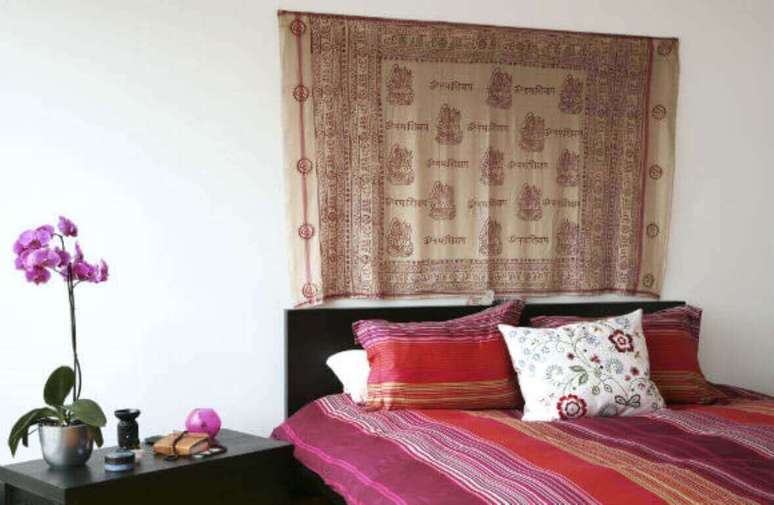 5- Quarto de casal decorado com orqu&iacute;deas.