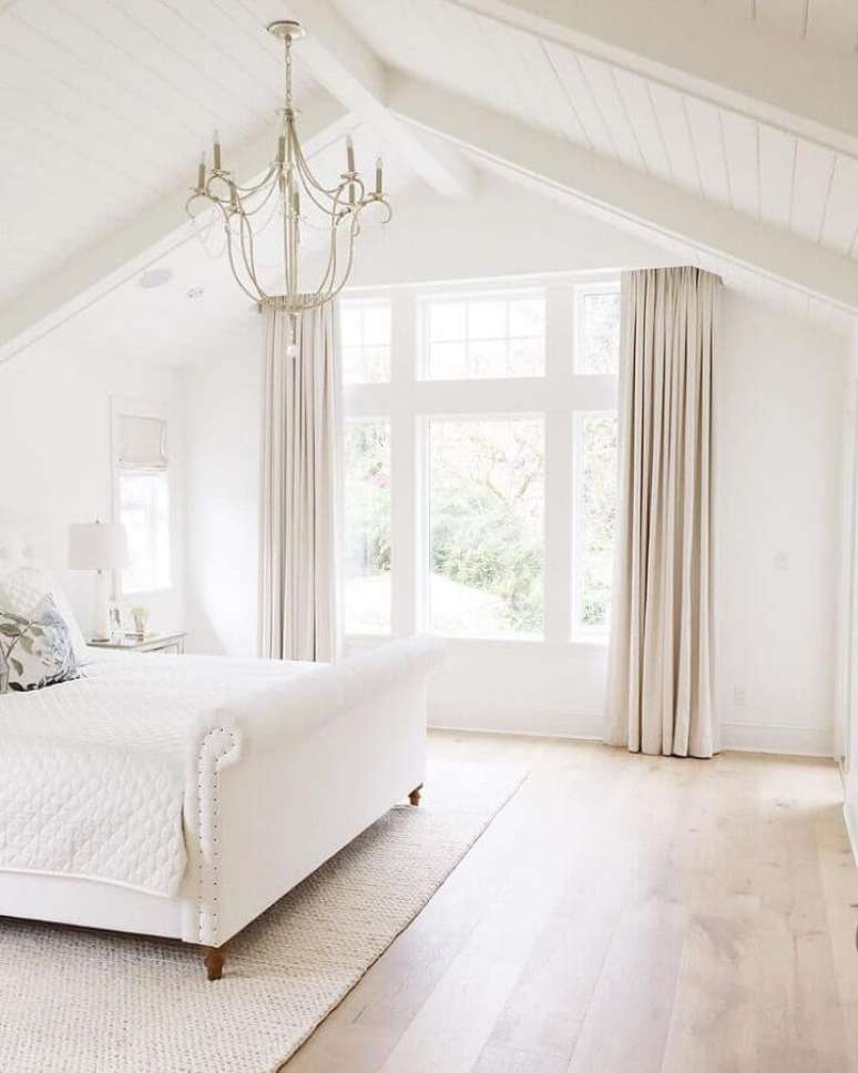 15. Quarto todo clean com lindo modelo de lustres para quarto