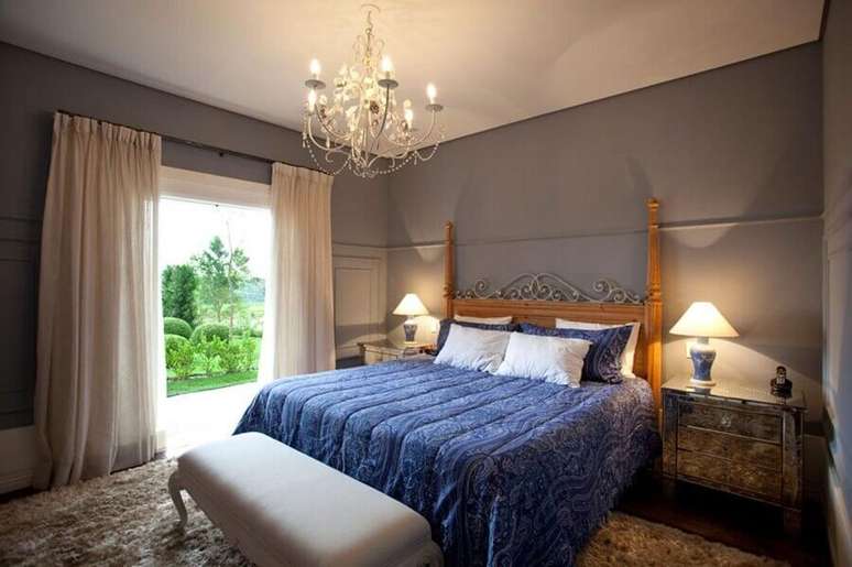 20. Decora&ccedil;&atilde;o com lustres para quarto com design sofisticado