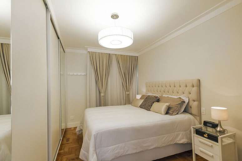 27. Em um ambiente mais clean o lustre com design moderno fica perfeito