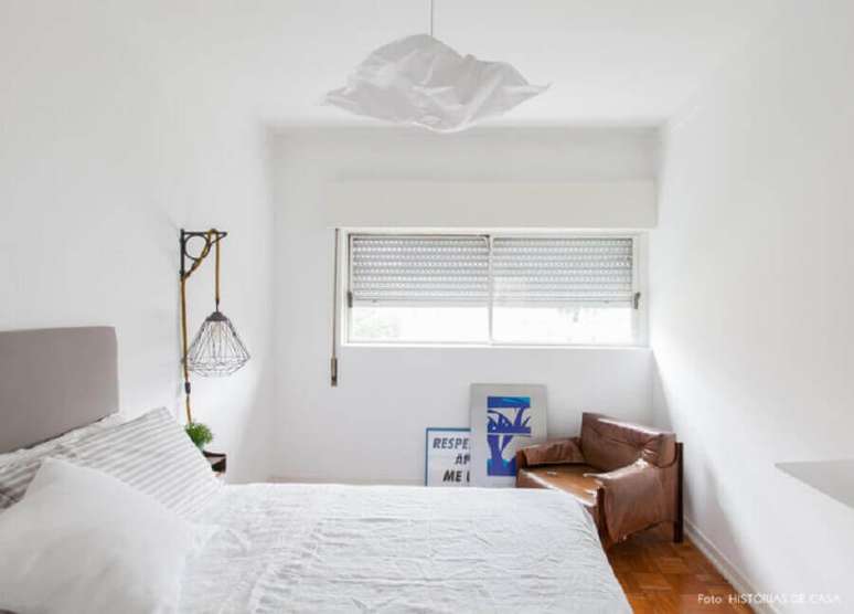 30. Quarto simples decorado com lustre com design diferente