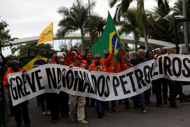 Petroleiros em greve na refinaria de Duque de Caxias, no Rio de Janeiro