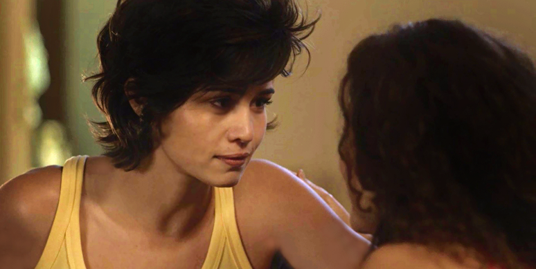Maura (Nanda Costa) vai se dividir entre a vizinha Selma (Carol Fazu) e o colega policial Inoan (Armando Babaioff).