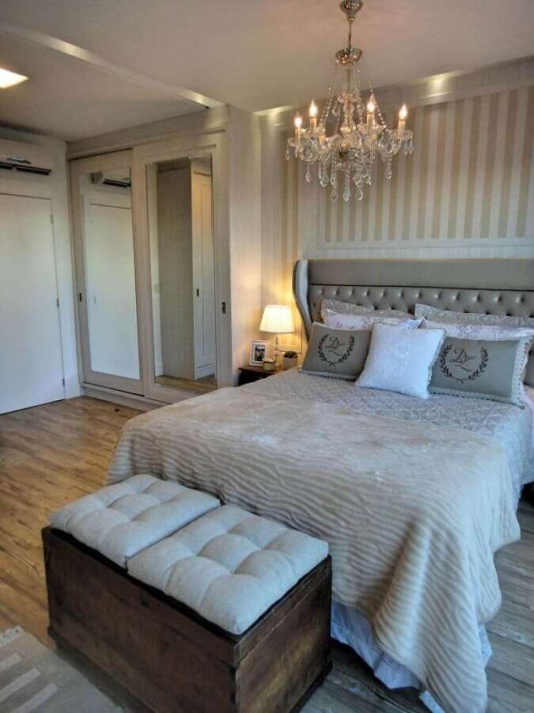 4. Em um ambiente com decora&ccedil;&atilde;o sofisticada escolha modelos cl&aacute;ssicos de lustres para quarto