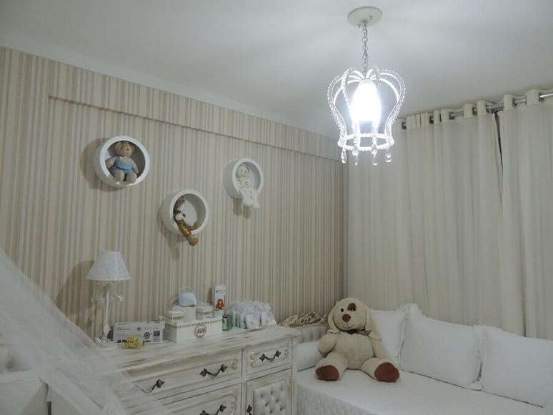 41. Quarto de beb&ecirc; decorado com lustre e nichos