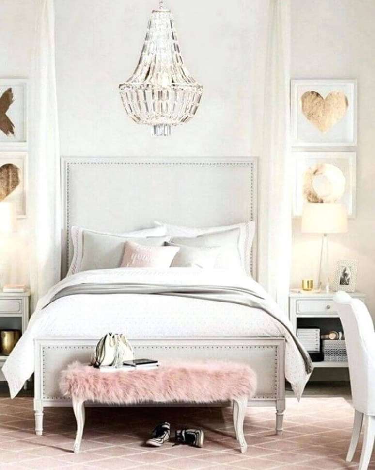 44. Quarto feminino decorado com lustre sobre a cama