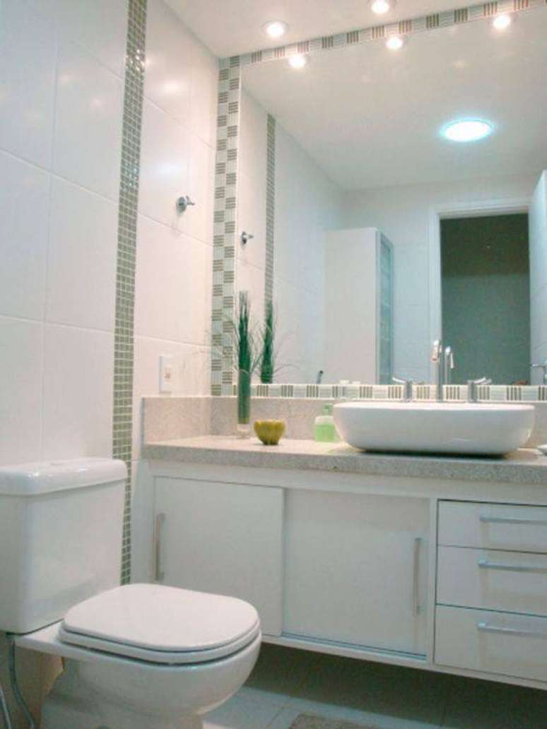 16. O mesmo revestimento para banheiro pode ser aplicado no piso e nas paredes, desde a cerâmica para banheiro às pastilhas