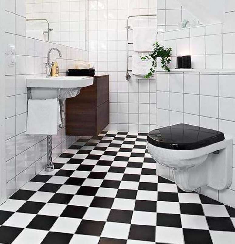 13. Cores complementares de cerâmica para banheiro como o preto e o branco remetem ao estilo escandinavo no banheiro