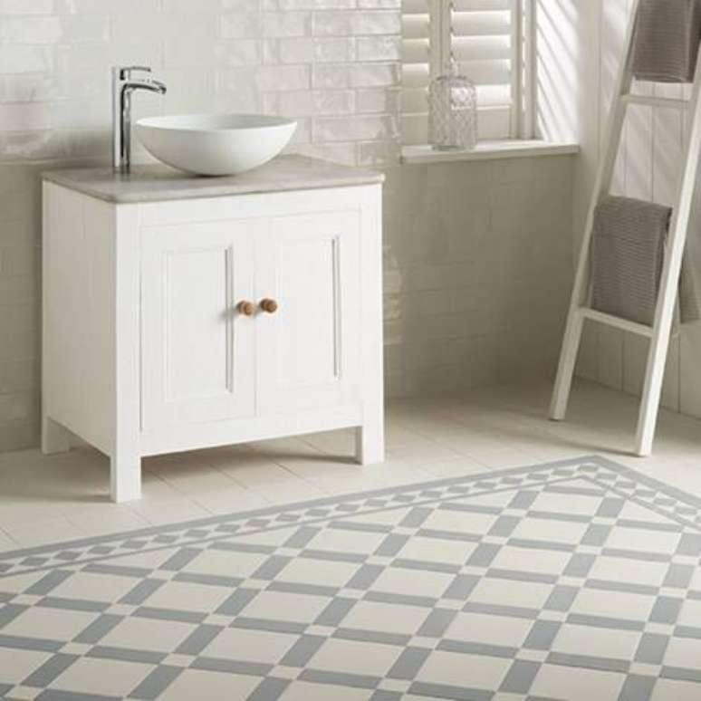 2. A cria&ccedil;&atilde;o de mosaicos com o revestimento para banheiro exige m&atilde;o de obra especializada