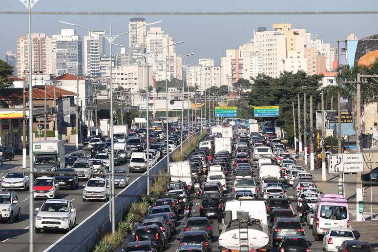 Trânsito na Avenida Moreira Guimarães, zona sul de São Paulo (SP), na manhã desta quarta-feira (30).