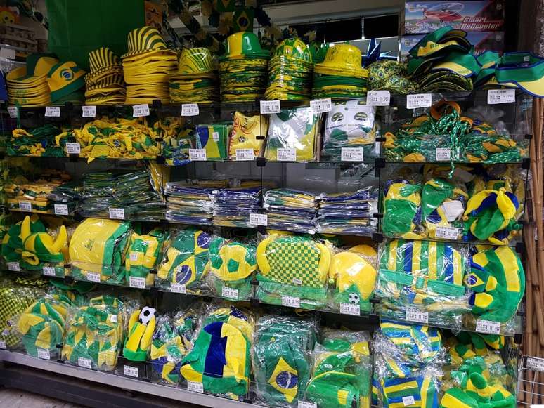 Saara, no centro do Rio, oferece dezenas de mercadorias em alusão à Seleção brasileira