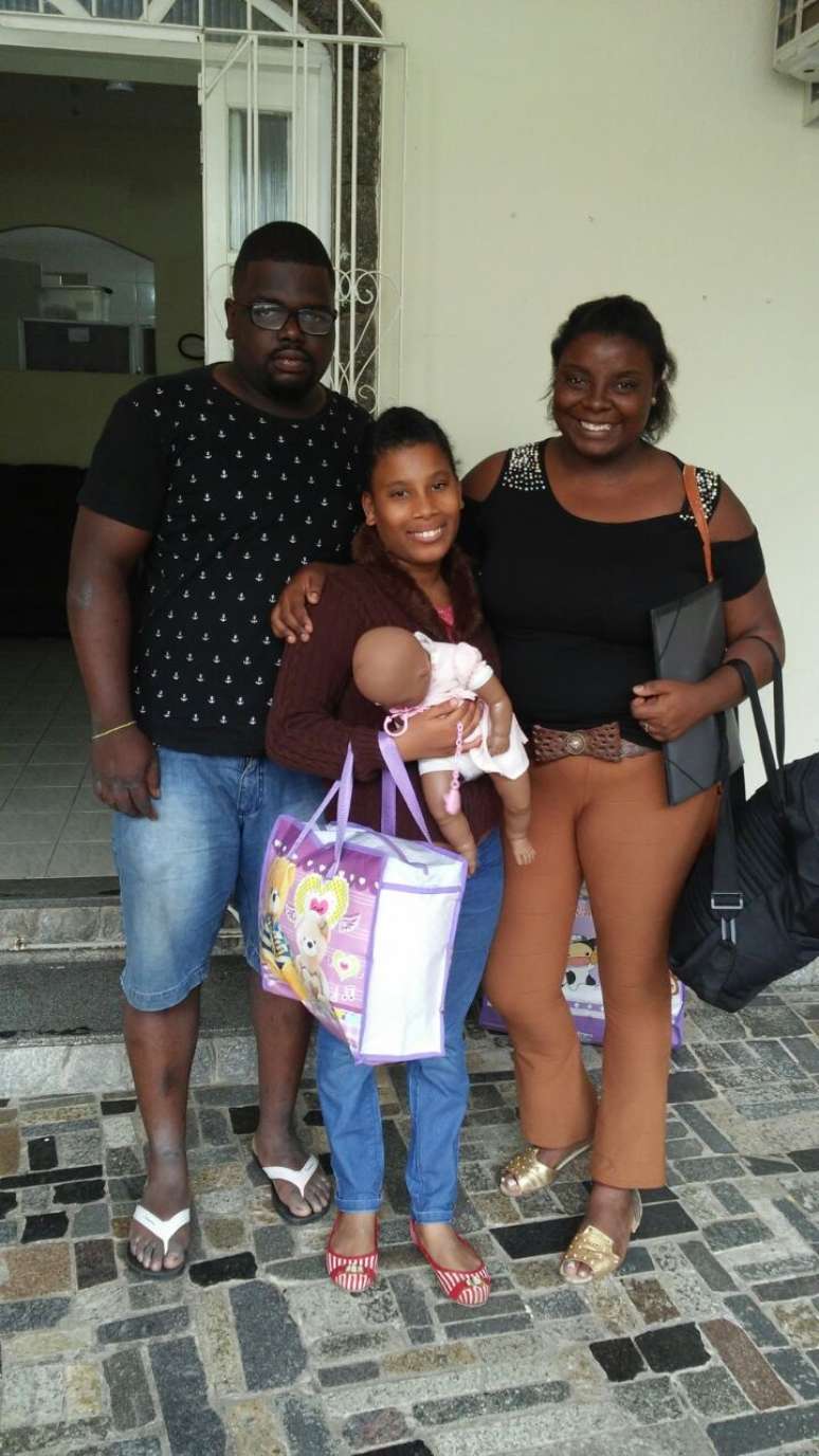 Eliene e o marido viajaram at&eacute; o Esp&iacute;rito Santo para conhecer Camili. Foto mostra a menina com a boneca que ganhou no per&iacute;odo
