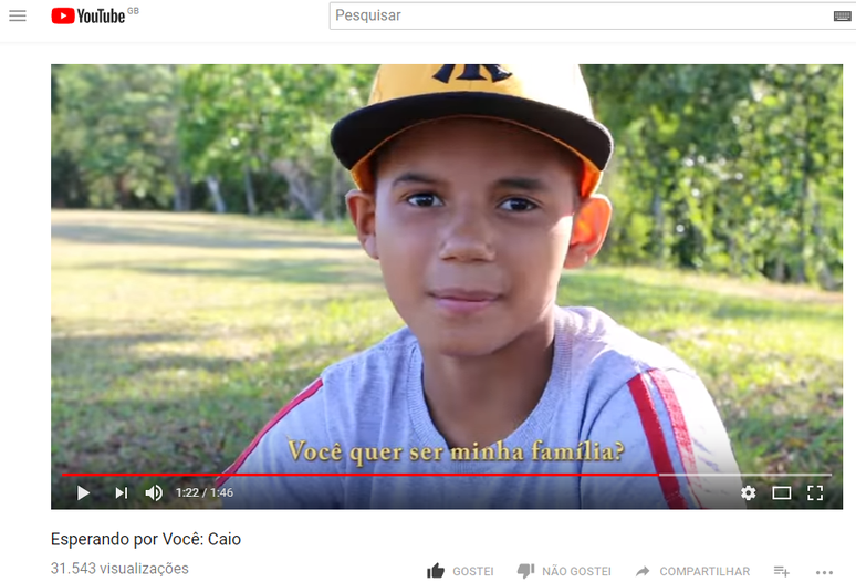 Atualmente em processo de ado&ccedil;&atilde;o, Caio, de 13 anos, perguntava, no final de um v&iacute;deo: Voc&ecirc; quer ser minha fam&iacute;lia?"