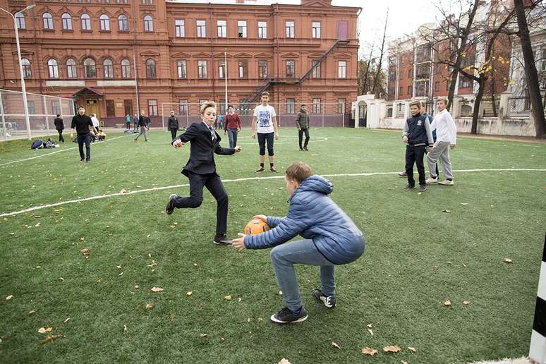 Saída de escola em Kazan, capital do Tartaristão, uma das mais ricas cidades-sede da Copa, terra dos tártaros, povo muçulmano semi-nomádico, aliados de Genghis Khan e do Império Mongol desde o século 13