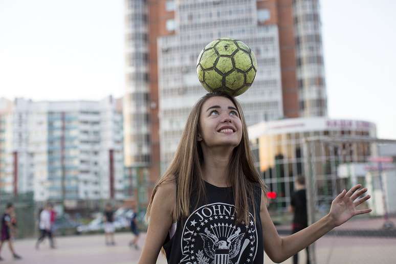No lado asiático da Rússia, longe das sedes da Copa do Mundo, a jovem Elisabeth Nikolayenko exibe controle de bola e alegria em Khabarovsk, cidade próspera no extremo leste da ferrovia Transiberiana, última metrópole importante antes do ponto final em Vladivostok