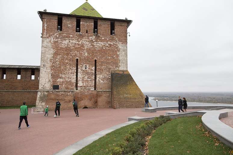 Na cidade-sede Nizhny Novgorod, jovens esportistas improvisam uma partida próximo à entrada do conjunto de palácios governamentais, estrategicamente construídos em uma colina na junção dos rios Oka e Volga
