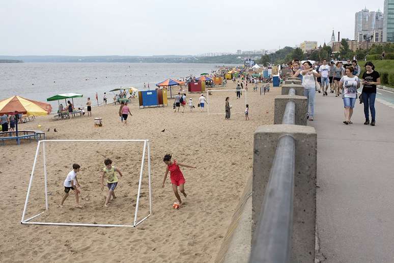 A larga faixa de areia da praia de Samara se estende por uma ampla curva do rio Volga, onde diversos campinhos reúnem boleiros em um ritual incessante nos meses mais quentes nessa cidade-sede da Copa: jogos intercalados com mergulhos no rio