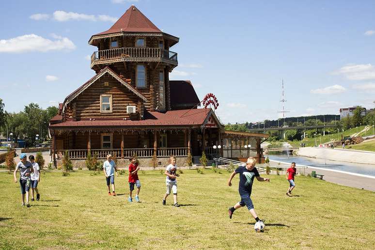 Em Saransk, o gramado bem cuidado ao redor da Casa da Cultura local convida os meninos para uma partida no parque central da capital da Mordóvia, a menor entre as cidades-sede da Copa, situada a apenas 650 km de Moscou