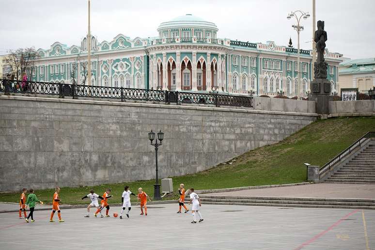 Sob a sombra dos edifícios da praça Platinka, boleiros de um clube amador ocupam o espaço público generoso no centro de Ekaterimburgo, uma das cidades históricas mais charmosas da Rússia