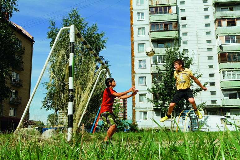 Campinho de um complexo residencial na periferia de Kaliningrado, cidade portuária espremida entre a Polônia e a Lituânia, no litoral do Mar Báltico; a antiga cidade alemã e ex-capital da extinta Prússia é o único território russo separado da imensa massa continental que se estende da Europa à Ásia