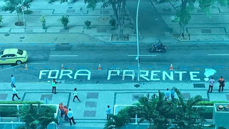 Protesto contra o presidente da Petrobras, Pedro Parente, na rua em frente à sede da empresa, no Rio. A pichação foi apagada após poucas horas. Imagem feita de dentro da sede da petroleira por um funcionário e enviada à BBC Brasil