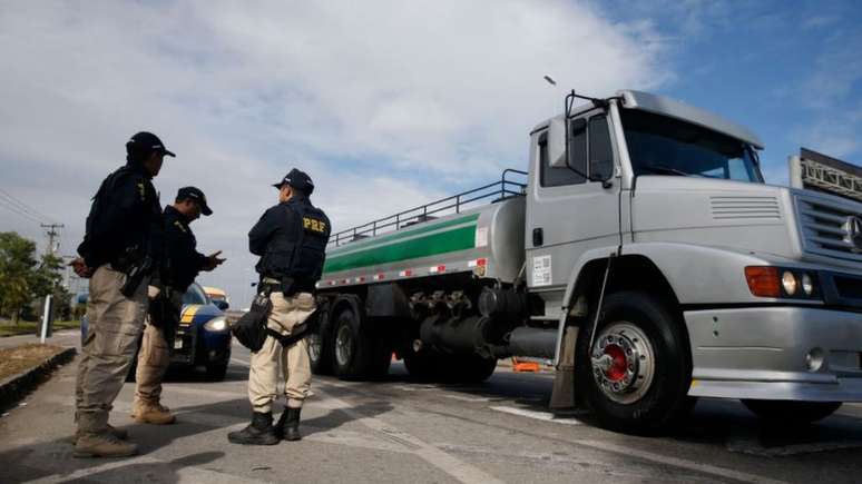 Instalações já estavam sob vigilância por conta da greve dos caminhoneiros. Na foto, agentes da Polícia Rodoviária Federal em frente a refinaria no Rio, nesta quarta-feira