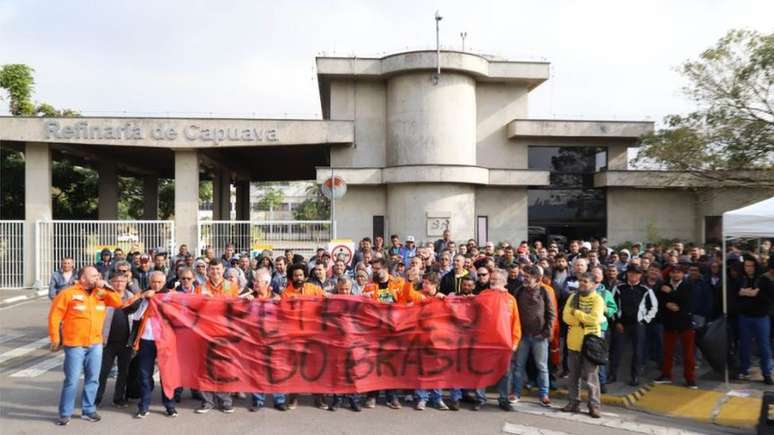 Trabalhadores parados em frente à Refinaria de Capuava, no Rio, no começo do movimento grevista