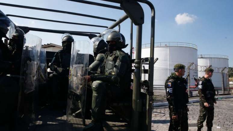 Os petroleiros pedem o fim da venda de patrimônio da empresa e a demissão de Pedro Parente, entre outros pontos. Na foto, militares em frente a refinaria no Rio