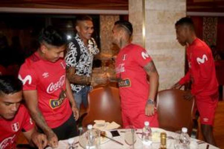 Guerrero cumprimenta os companheiros da seleção peruana