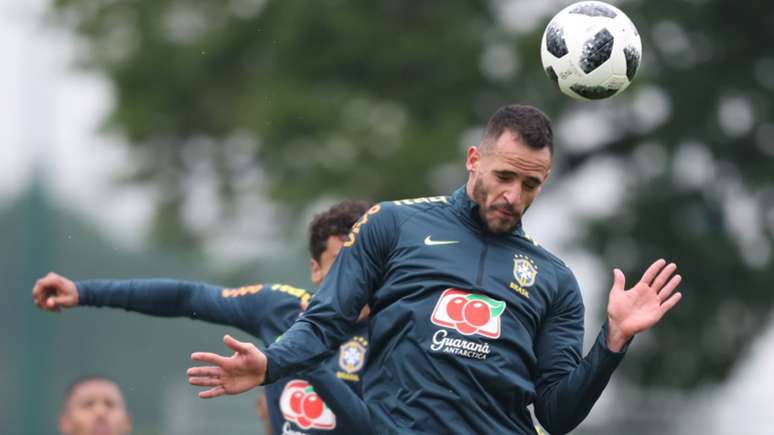 Renato Augusto sofre com dores no joelho esquerdo (Foto: Lucas Figueiredo/CBF)