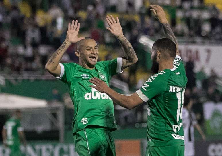 Arthur Caíke (D), da Chapecoense, comemora após marcar gol em partida contra o Ceará, válida pela oitava rodada do Campeonato Brasileiro 2018, na Arena Condá, em Chapecó, nesta quarta-feira