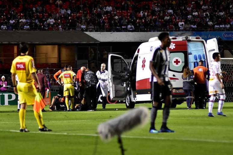 João Pedro sai de ambulância no jogo entre São Paulo e Botafogo